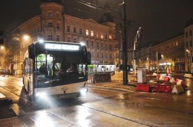 <span>Przejazd techniczny autobusu na Placu Zwycięstwa (2)</span>