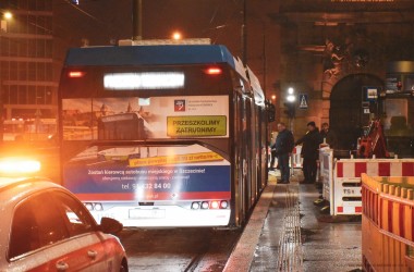 <span>Przejazd techniczny autobusu na Placu Zwycięstwa (4)</span>