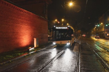 <span>Przejazd techniczny autobusu na Placu Zwycięstwa (6)</span>