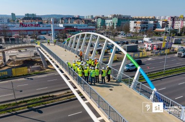 Skoki, biegi, przysiady – tak testowali nową kładkę