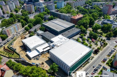 Szczeciński Dom Sportu: zamontowali część elewacji